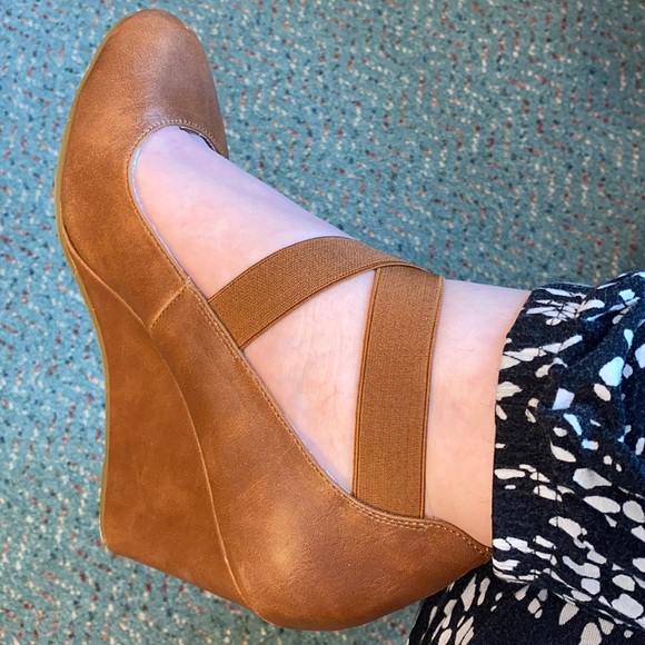 Rampage Wedges with Straps - Picture 8 of 11